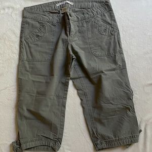 Tyte ultra Low waist distress look Army green capri jean size 7